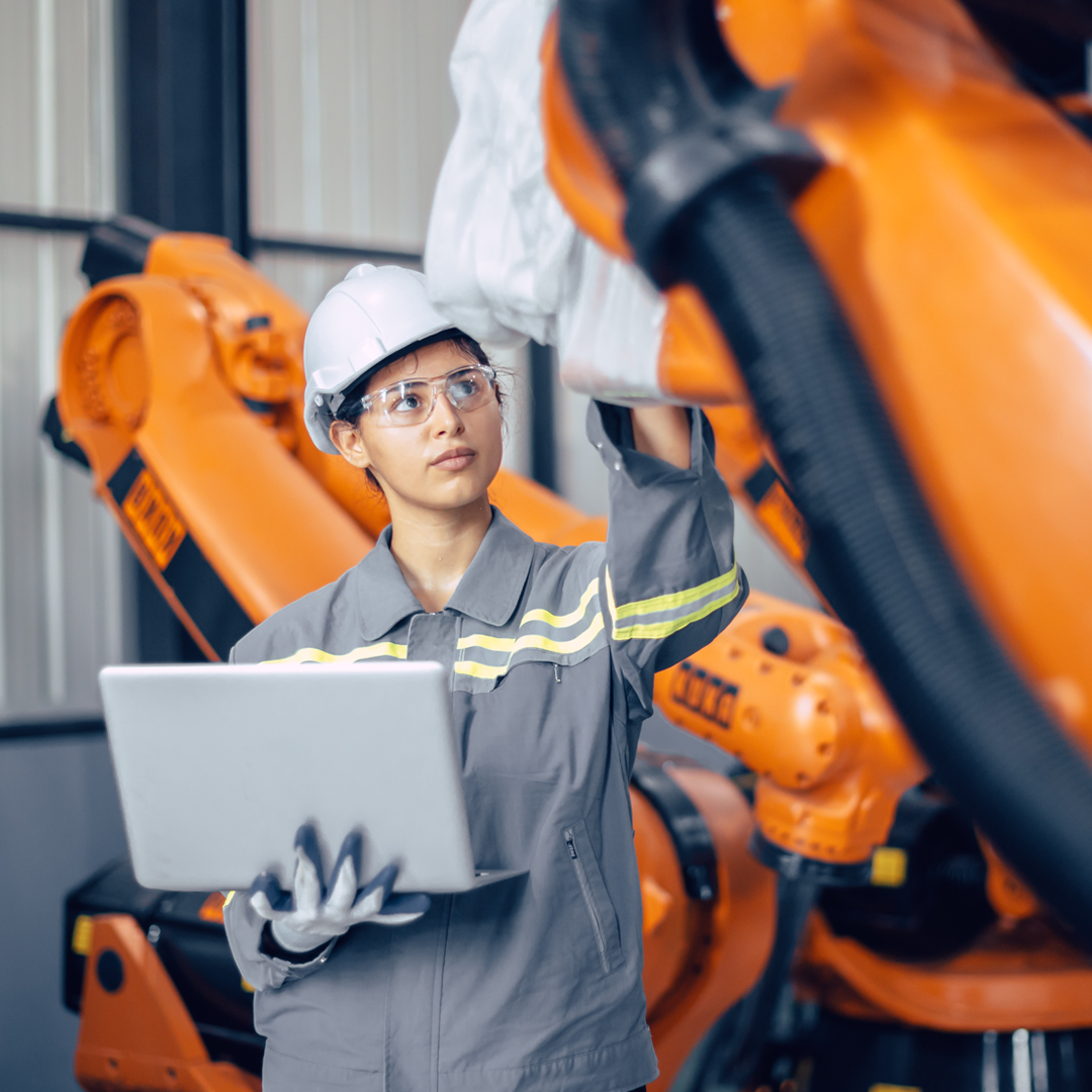 Ingenieurin in einem Werk für Hochtechnologie-Maschinen. Indische Ingenieurinnen bei der Qualitätskontrolle